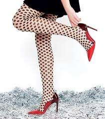 mặc quần bó sát và thường xuyên đi giày cao gót